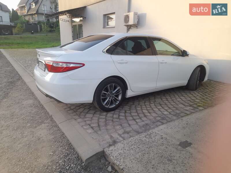 Седан Toyota Camry 2016 в Ужгороді