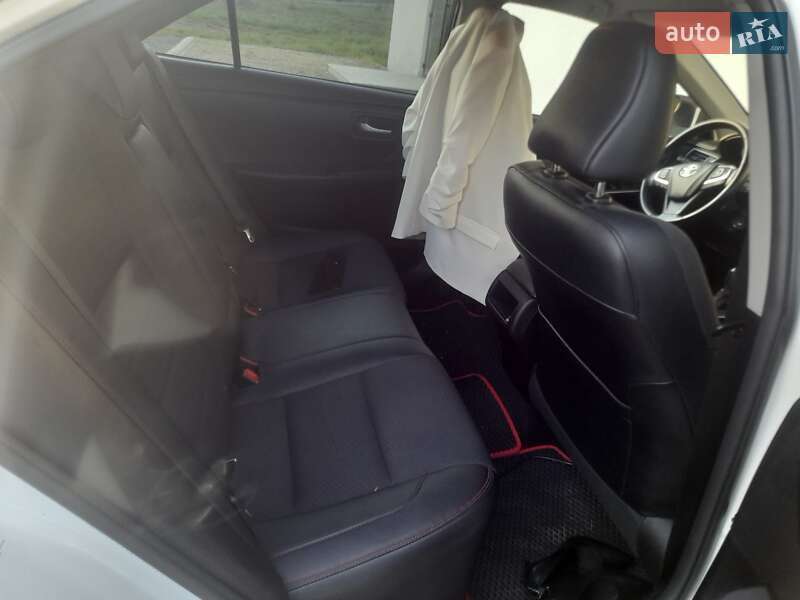 Седан Toyota Camry 2016 в Ужгороді