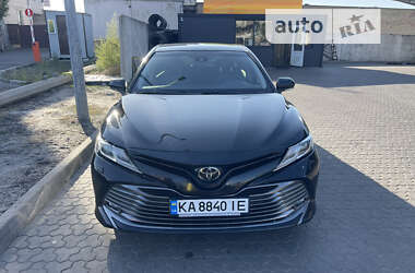 Седан Toyota Camry 2018 в Киеве