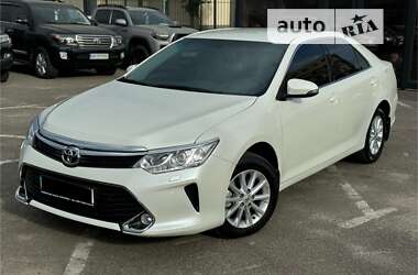 Седан Toyota Camry 2016 в Киеве