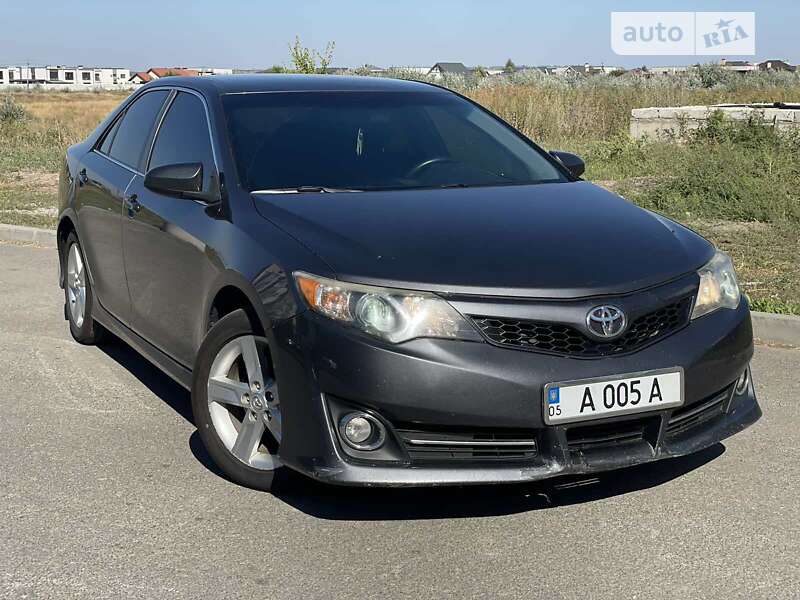 Седан Toyota Camry 2013 в Дніпрі