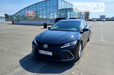 Седан Toyota Camry 2023 в Киеве