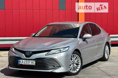 Седан Toyota Camry 2019 в Киеве