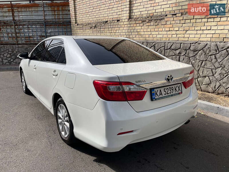 Седан Toyota Camry 2013 в Києві