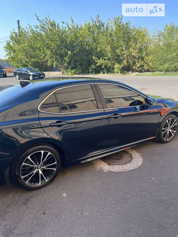 Седан Toyota Camry 2019 в Кривом Роге