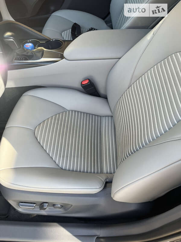 Седан Toyota Camry 2019 в Кривом Роге