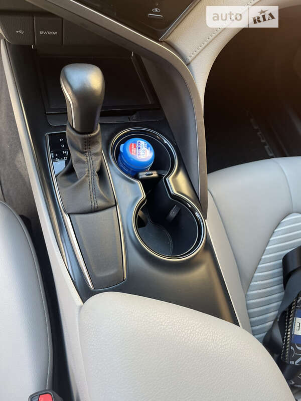 Седан Toyota Camry 2019 в Кривом Роге