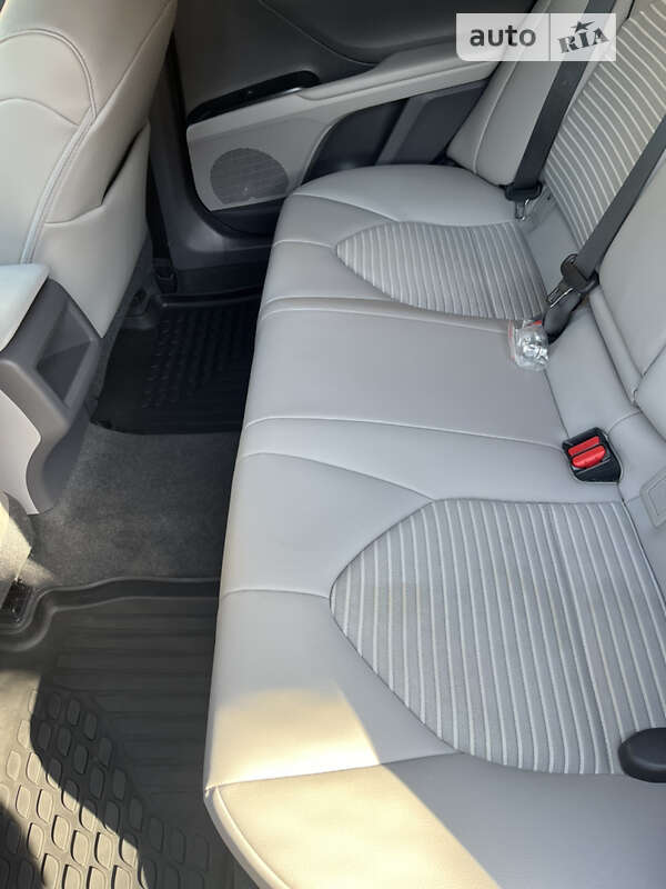 Седан Toyota Camry 2019 в Кривом Роге