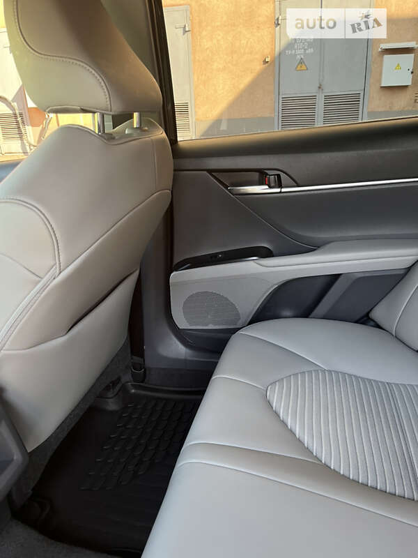 Седан Toyota Camry 2019 в Кривом Роге