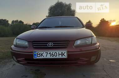 Седан Toyota Camry 1999 в Сарнах