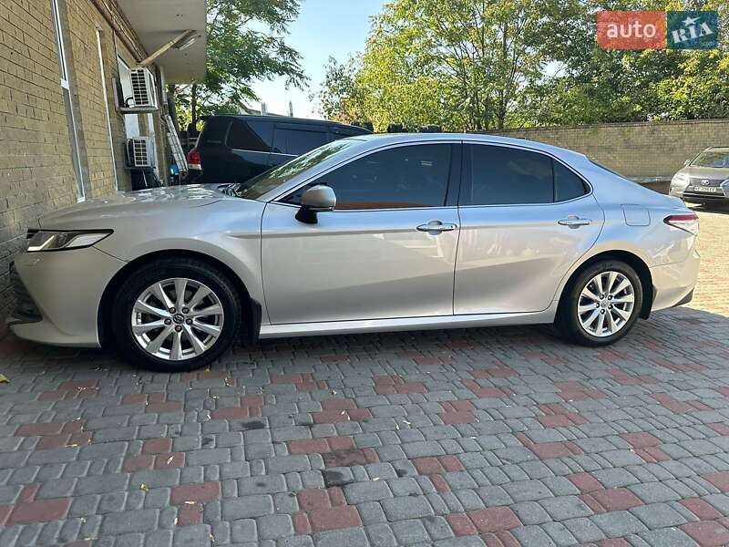 Седан Toyota Camry 2019 в Днепре
