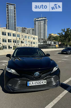 Седан Toyota Camry 2019 в Киеве