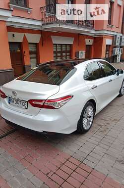 Седан Toyota Camry 2019 в Києві