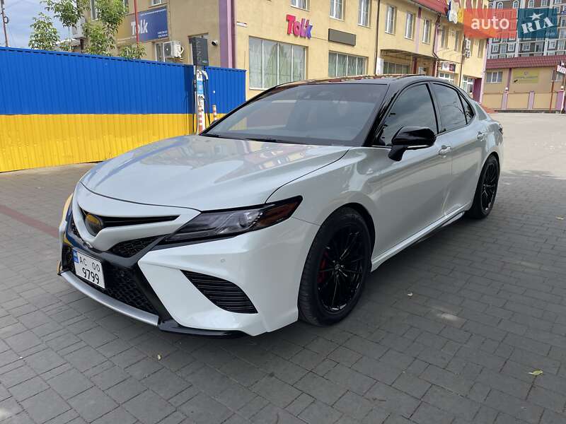 Седан Toyota Camry 2018 в Луцьку