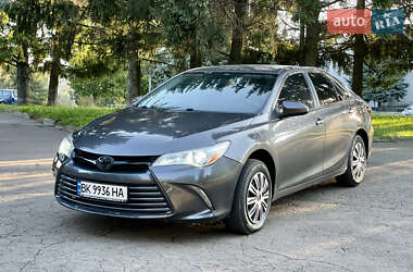 Седан Toyota Camry 2015 в Ровно