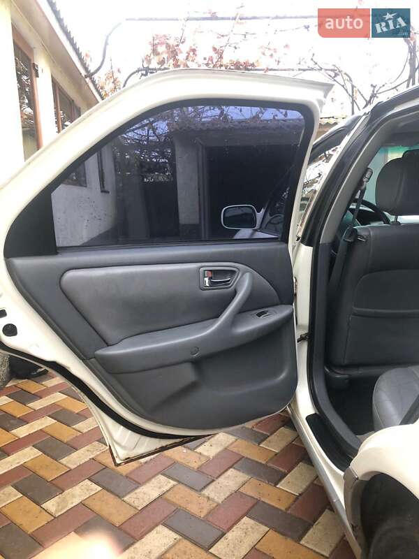 Седан Toyota Camry 2000 в Одессе