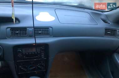 Седан Toyota Camry 2000 в 
