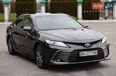 Седан Toyota Camry 2022 в Дубно