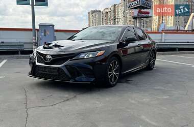 Седан Toyota Camry 2017 в Киеве