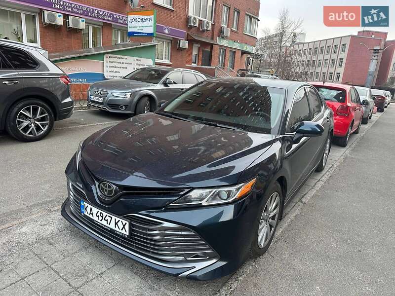 Седан Toyota Camry 2017 в Киеве