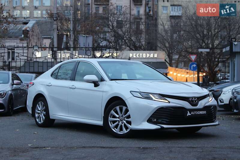 Седан Toyota Camry 2019 в Киеве