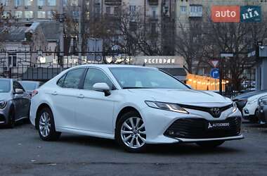 Седан Toyota Camry 2019 в Киеве