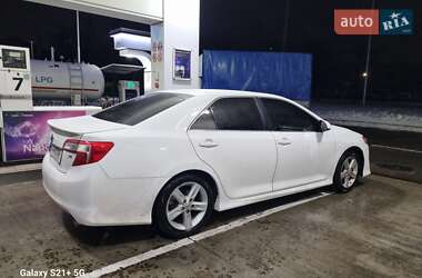 Седан Toyota Camry 2013 в Киеве