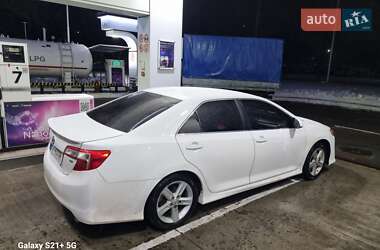 Седан Toyota Camry 2013 в Киеве