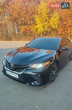 Седан Toyota Camry 2019 в Виннице