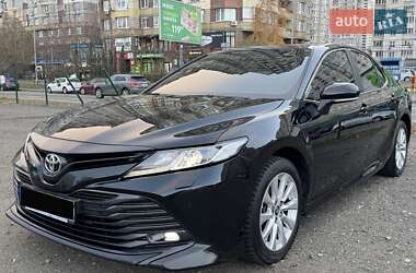 Седан Toyota Camry 2019 в Киеве