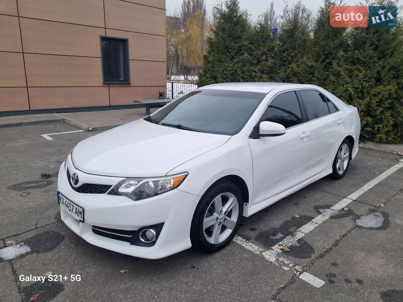 Седан Toyota Camry 2013 в Киеве