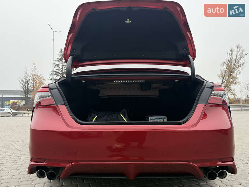 Седан Toyota Camry 2019 в Тернополе