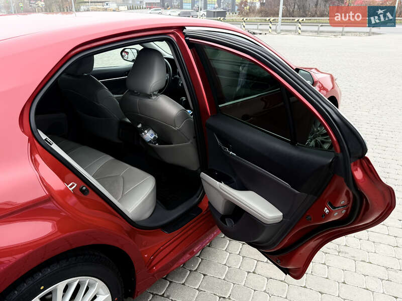 Седан Toyota Camry 2019 в Тернополе