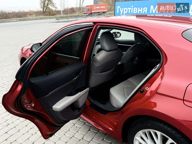 Седан Toyota Camry 2019 в Тернополе