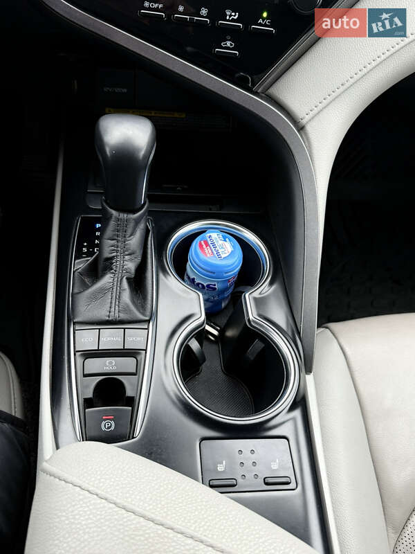 Седан Toyota Camry 2019 в Тернополе