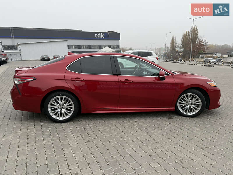 Седан Toyota Camry 2019 в Тернополе