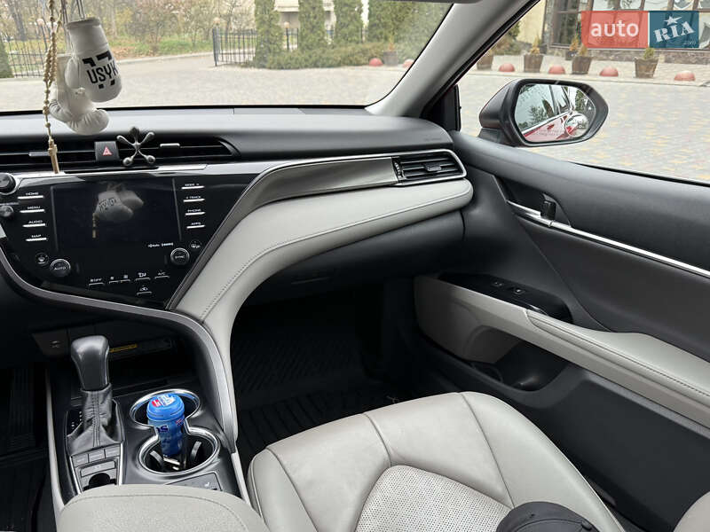 Седан Toyota Camry 2019 в Тернополе