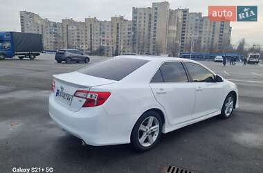 Седан Toyota Camry 2013 в Киеве