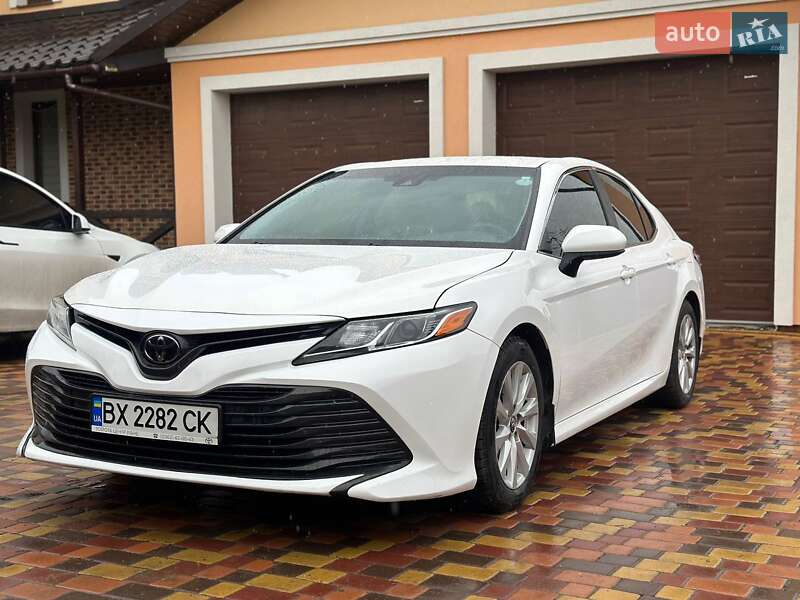 Седан Toyota Camry 2018 в Хмельницькому
