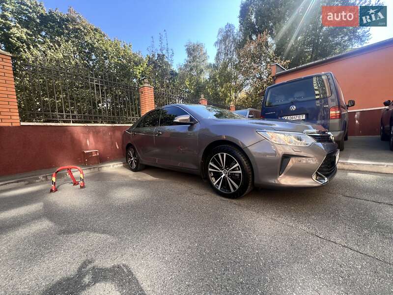 Седан Toyota Camry 2017 в Киеве