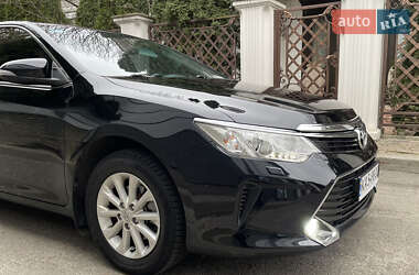 Седан Toyota Camry 2016 в Киеве