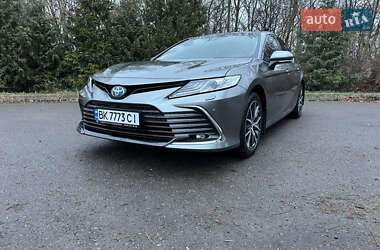 Седан Toyota Camry 2023 в Ровно