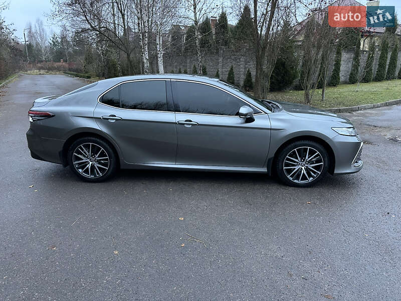 Седан Toyota Camry 2023 в Ровно