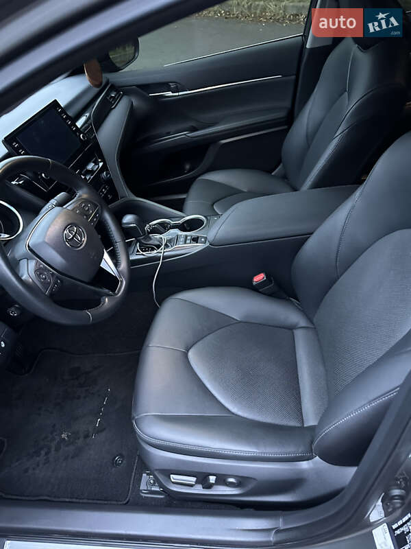 Седан Toyota Camry 2023 в Ровно