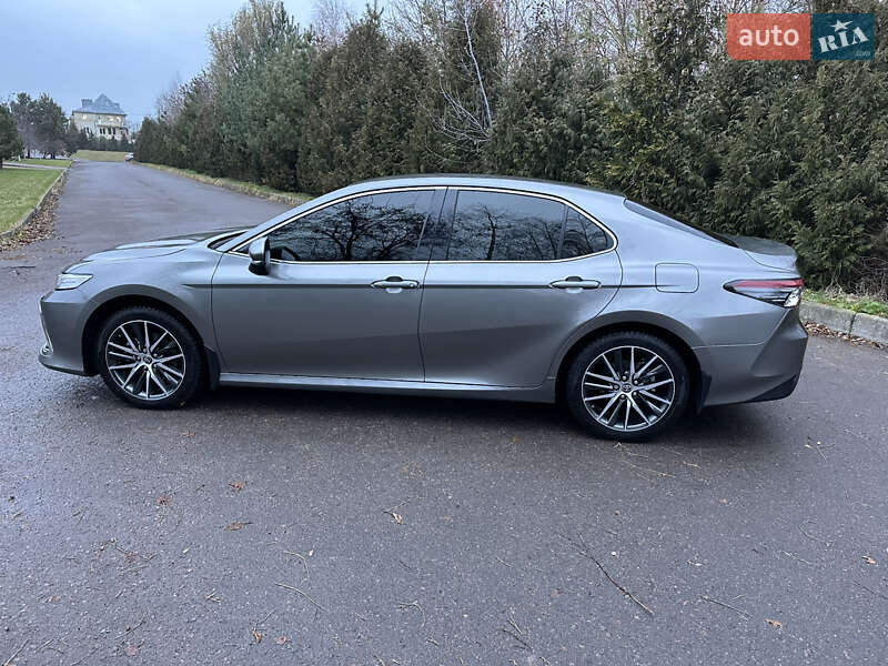 Седан Toyota Camry 2023 в Ровно