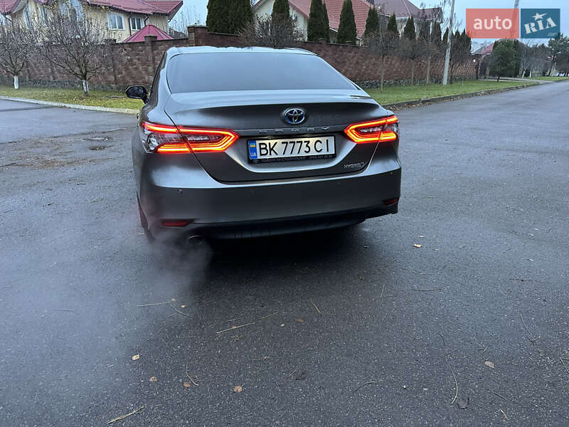Седан Toyota Camry 2023 в Ровно