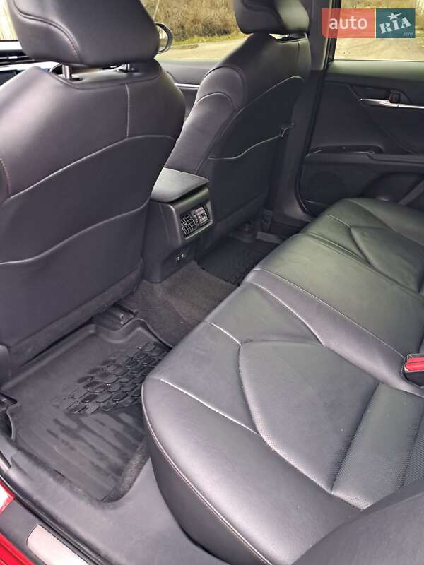 Седан Toyota Camry 2019 в Кременчуге