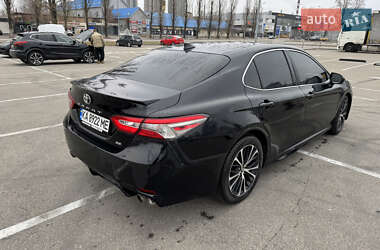 Седан Toyota Camry 2019 в Киеве