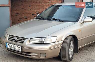 Седан Toyota Camry 1998 в Києві