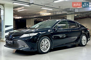 Седан Toyota Camry 2019 в Киеве